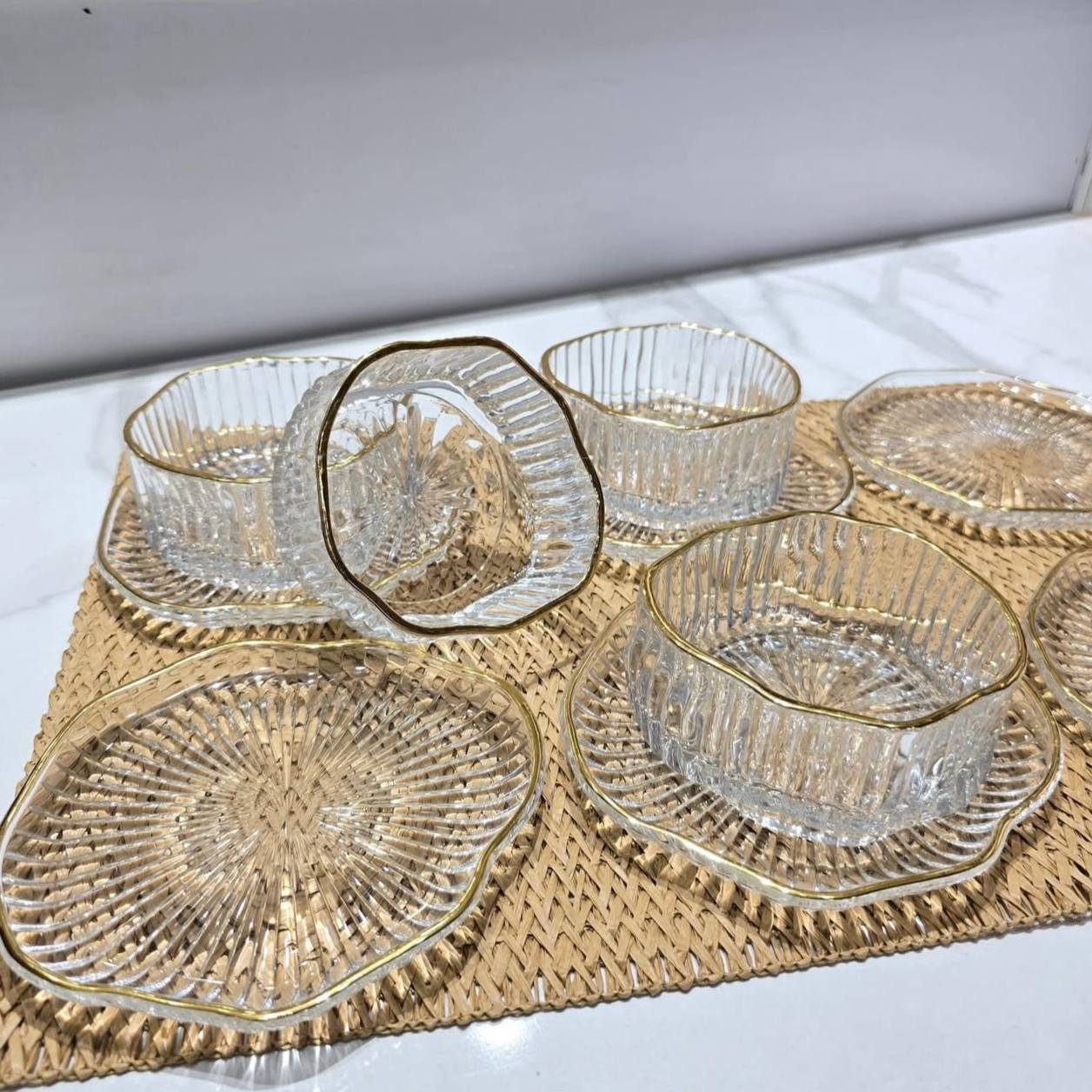 Ensemble de 6 tasses et soucoupes à décor côtelé et bord doré