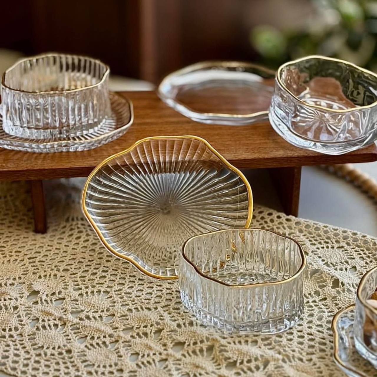 Ensemble de 6 tasses et soucoupes à décor côtelé et bord doré