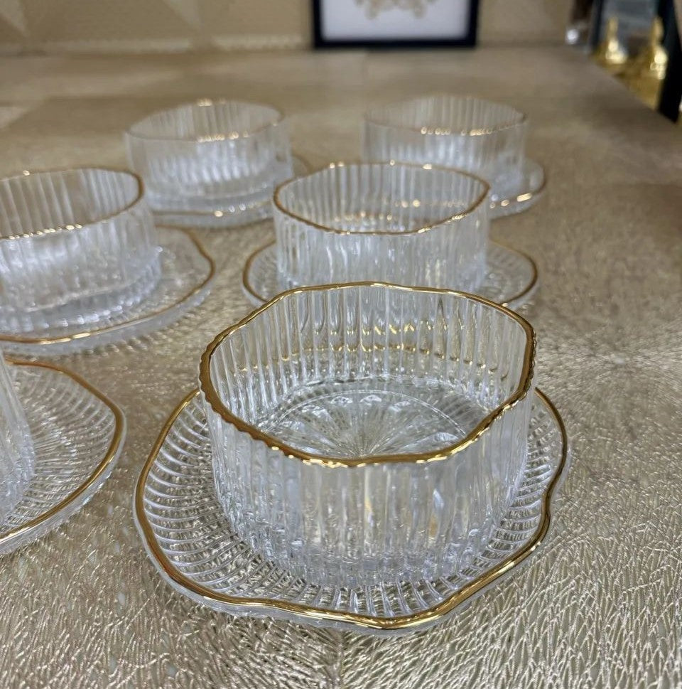 Ensemble de 6 tasses et soucoupes à décor côtelé et bord doré